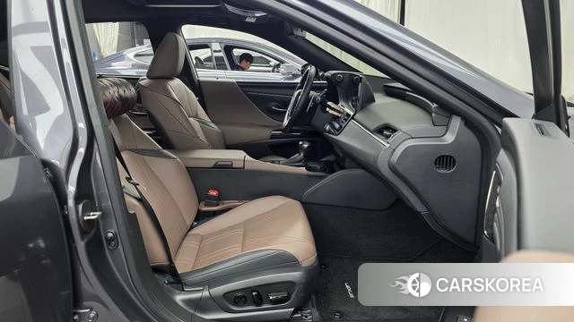 Lexus ES300h 7th generation 2024 Серый из Кореи, фото 2