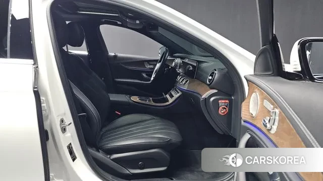 Mercedes-Benz E-Class W213 2022 Белый из Кореи, фото 2