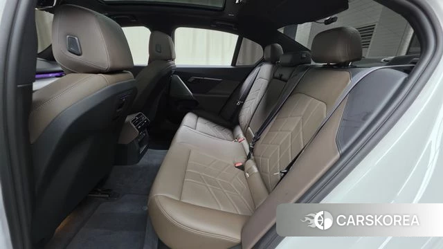 BMW 5 Series (G60) 2025 Белый из Кореи, фото 2