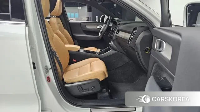 Volvo XC40 2021 Белый из Кореи, фото 2