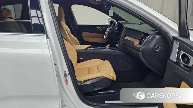 Volvo XC60 second Generation 2022 Белый из Кореи, фото 2