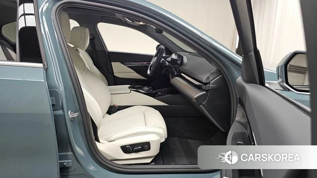 BMW 5 Series (G60) 2025 Цвет галактики из Кореи, фото 2