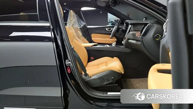 Volvo XC60 second Generation 2022 Черный из Кореи, фото 2