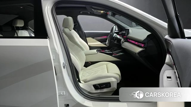 BMW 5 Series (G60) 2025 Белый из Кореи, фото 2