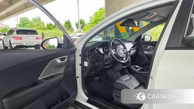 Kia Niro Plus 2023 Белый из Кореи, фото 2