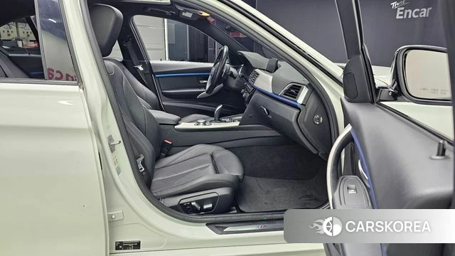 BMW 3 Series (F30) 2018 Белый из Кореи, фото 2