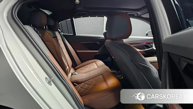 BMW 5 Series (G60) 2025 Белый из Кореи, фото 2