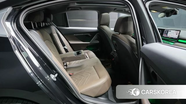 BMW 5 Series (G60) 2025 Черный из Кореи, фото 2