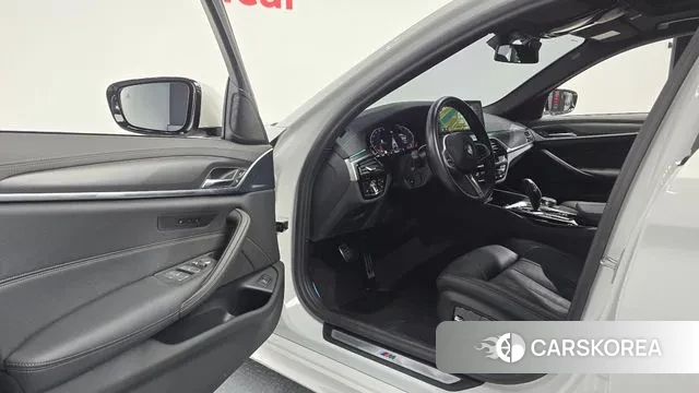 BMW 5 Series (G30) 2023 Белый из Кореи, фото 2