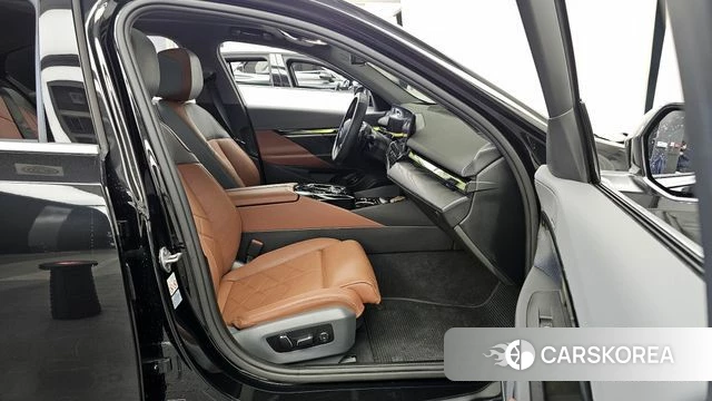 BMW 5 Series (G60) 2024 Черный из Кореи, фото 2