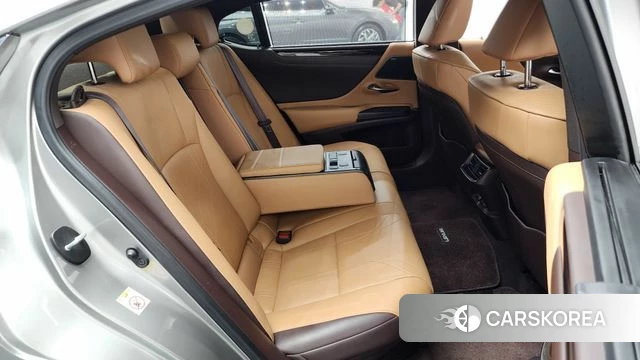 Lexus ES300h 7th generation 2019 Серебряный из Кореи, фото 2
