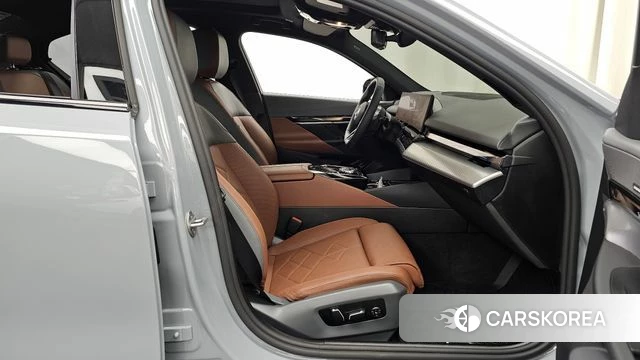 BMW 5 Series (G60) 2025 Серебристо-серый из Кореи, фото 2