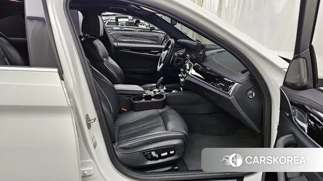 BMW 5 Series (G30) 2020 Белый из Кореи, фото 2