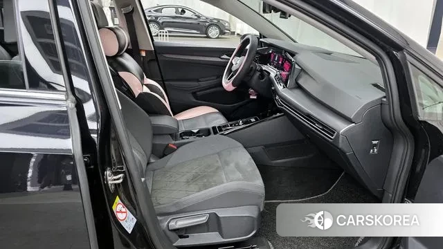 Volkswagen Golf 8th Generation 2023 Черный из Кореи, фото 2