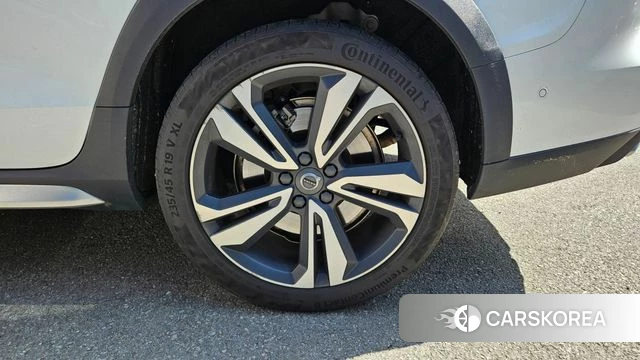 Volvo V60 Cross-Country 2nd Generation 2021 Белый из Кореи, фото 2