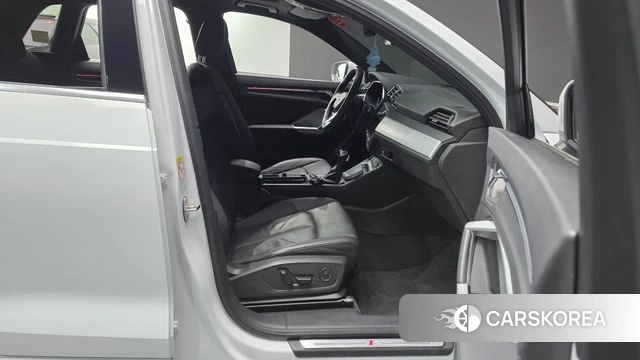 Audi Q3 (F3) 2023 Белый из Кореи, фото 2