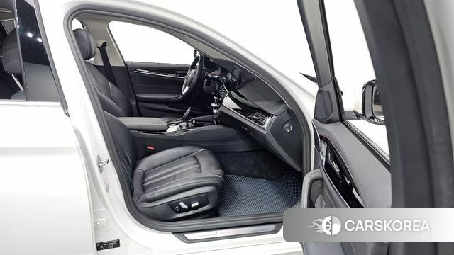 BMW 5 Series (G30) 2019 Белый из Кореи, фото 2