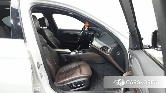 BMW 5 Series (G30) 2019 Белый из Кореи, фото 2