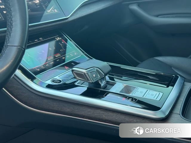 Audi Q7 2021 Темно-серый из Китая, фото 2