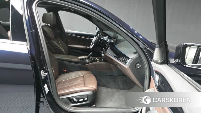 BMW 5 Series (G30) 2022 Черный из Кореи, фото 2