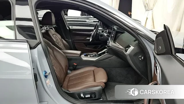 BMW i4 2023 Светло-серебряный цвет из Кореи, фото 2