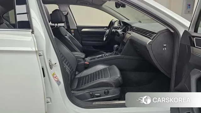 Volkswagen Passat GT (B8) 2022 Белый из Кореи, фото 2