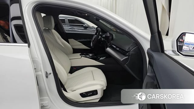 BMW 5 Series (G60) 2025 Белый из Кореи, фото 2