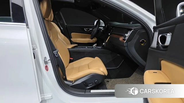 Volvo S60 3rd generation 2021 Белый из Кореи, фото 2
