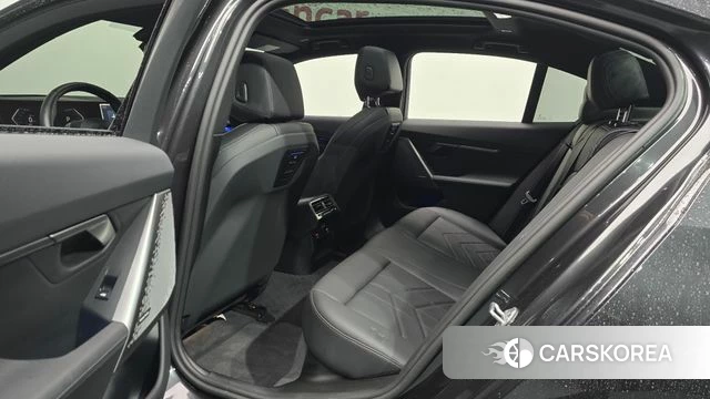 BMW 5 Series (G60) 2024 Серый из Кореи, фото 2