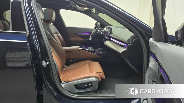 BMW 5 Series (G60) 2025 Черный из Кореи, фото 2