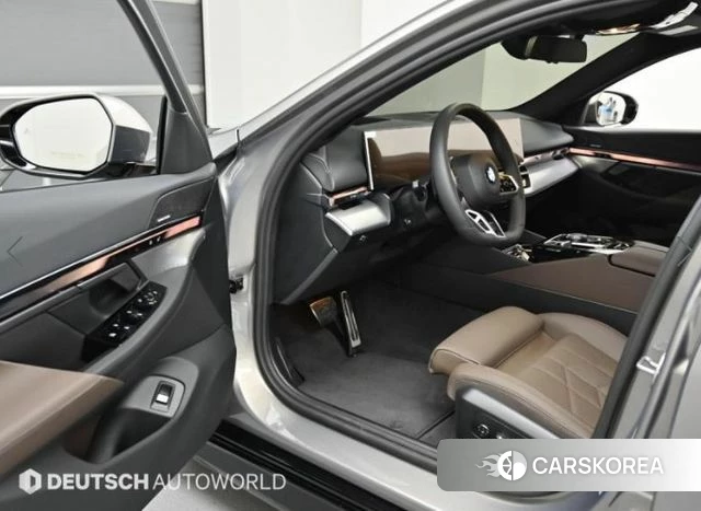 BMW 5 Series (G60) 2025 Серебристо-серый из Кореи, фото 2