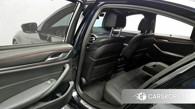 BMW 5 Series (G30) 2023 Черный из Кореи, фото 2