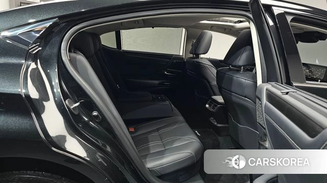Lexus ES300h 7th generation 2023 Черный из Кореи, фото 2