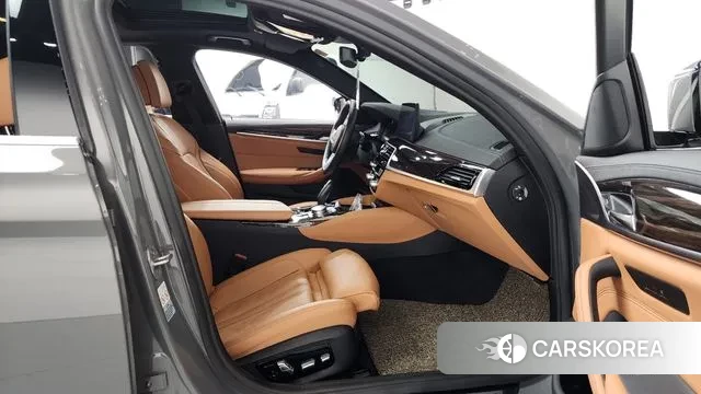 BMW 5 Series (G30) 2022 Серебристо-серый из Кореи, фото 2