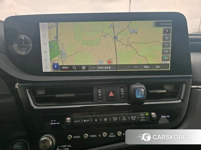 Lexus ES300h 7th generation 2023 Песочный из Кореи, фото 2