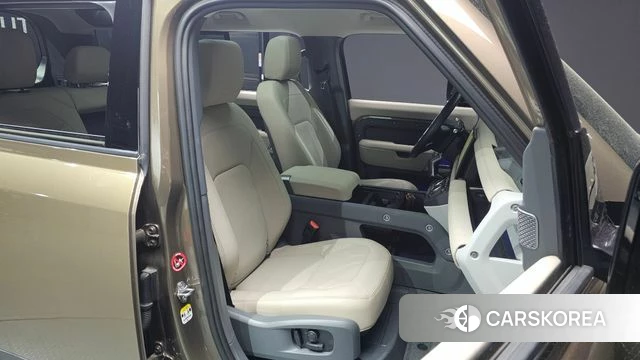 Land Rover Defender (L663) 2023 Коричневый из Кореи, фото 2