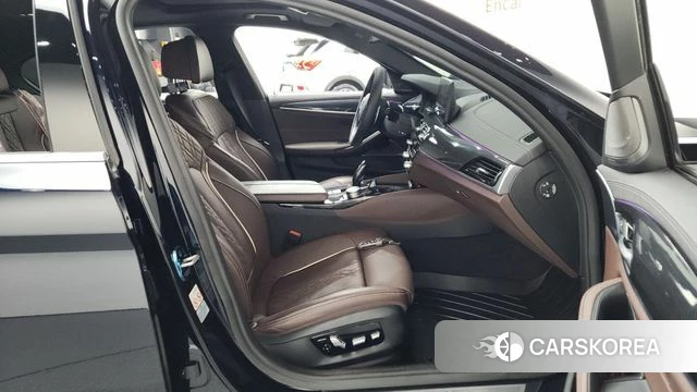 BMW 5 Series (G30) 2022 Черный из Кореи, фото 2