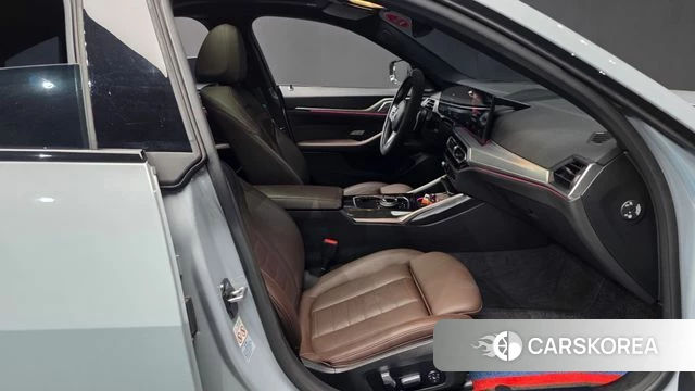 BMW 4 Series (G22) 2023 Светло-серебряный цвет из Кореи, фото 2
