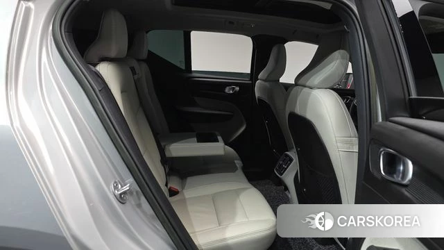 Volvo XC40 2022 Серебристо-серый из Кореи, фото 2