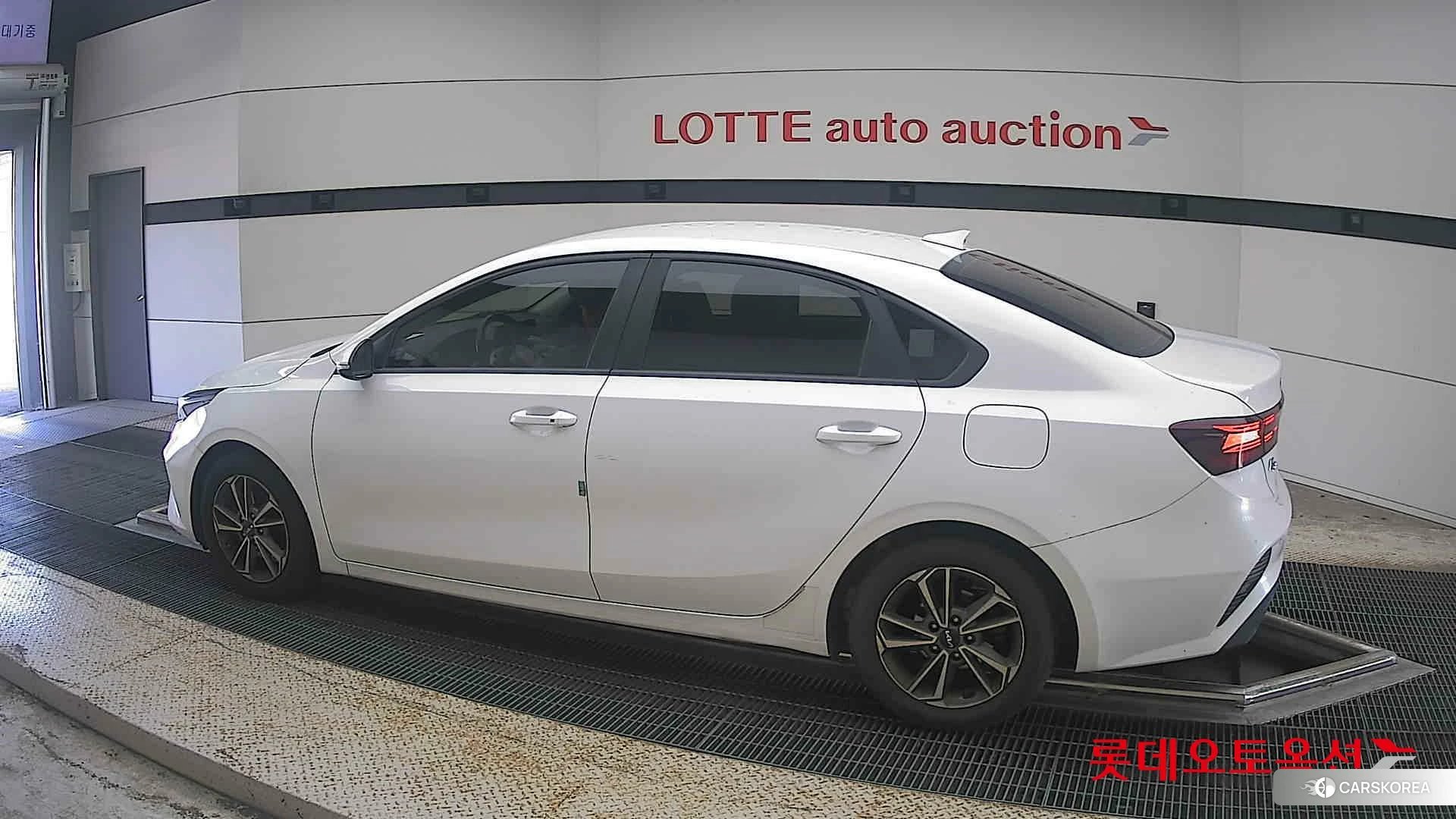 Kia K3 2022 Snow White Pearl из Кореи, фото 2