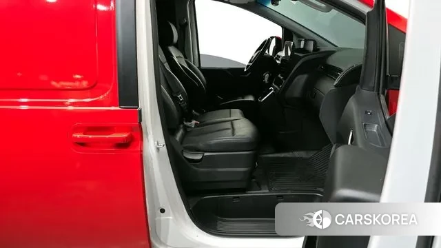 Hyundai Staria 2022 Красный из Кореи, фото 2