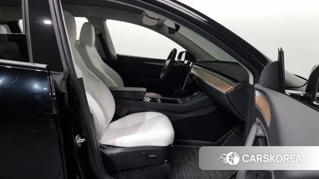 Tesla Model Y 2023 Черный из Кореи, фото 2