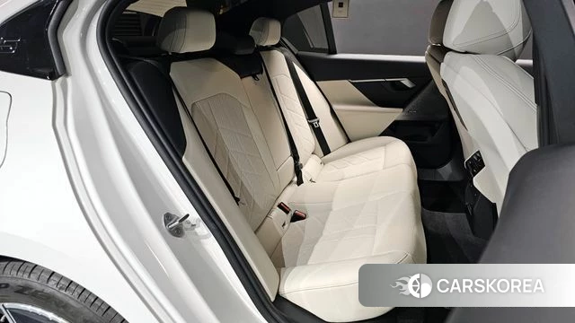 BMW 5 Series (G60) 2025 Белый из Кореи, фото 2