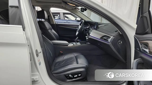 BMW 5 Series (G30) 2018 Белый из Кореи, фото 2