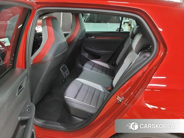 Volkswagen Golf 8th Generation 2023 Красный из Кореи, фото 2