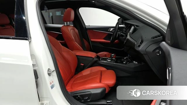 BMW 1 Series (F40) 2021 Белый из Кореи, фото 2