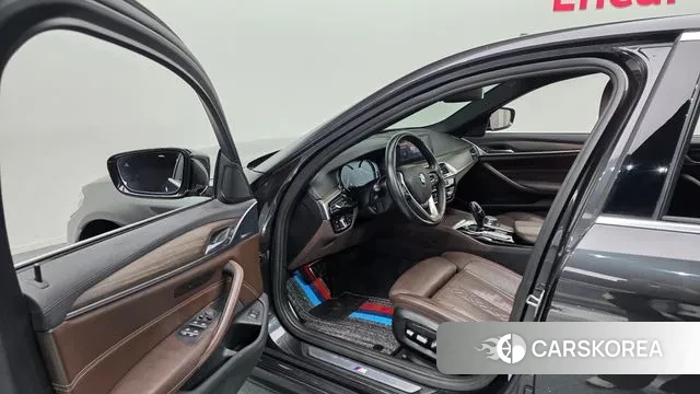 BMW 5 Series (G30) 2018 Серый из Кореи, фото 2