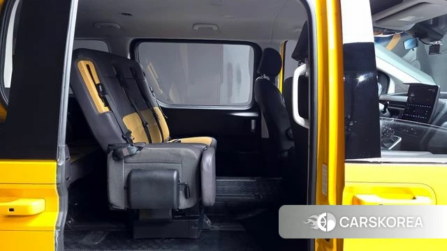 Hyundai Staria 2022 Желтый из Кореи, фото 2