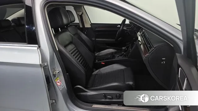 Volkswagen Passat GT (B8) 2018 Серебристо-серый из Кореи, фото 2