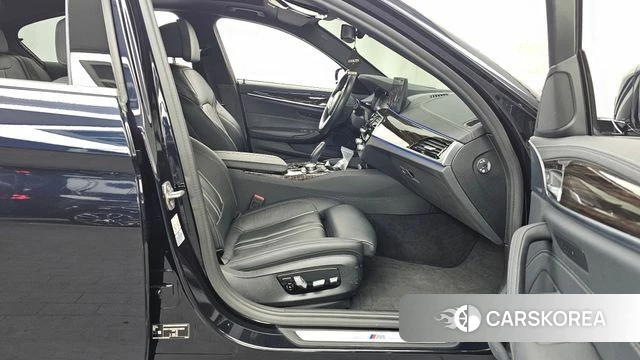 BMW 5 Series (G30) 2022 Черный из Кореи, фото 2
